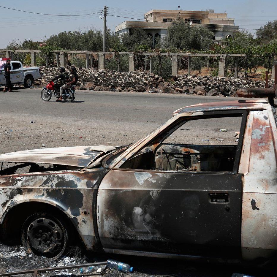Fresh clashes break out in Syria as the interim government struggles to ease tensions